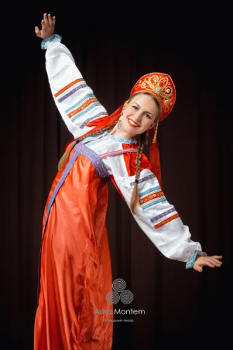 Ходулистка в кокошнике